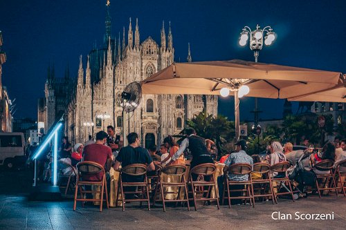 Вечерний ужин на площади Дуомо. / Photo: Patrizio Scorzeni