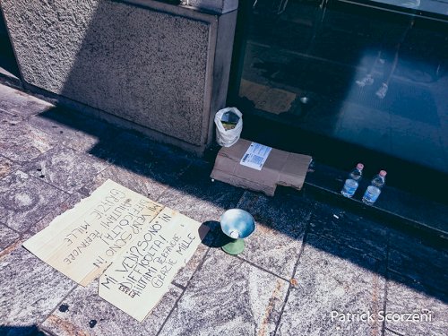 Бездомный ушел на обед. Милан. / Photo: Patrizio Scorzeni