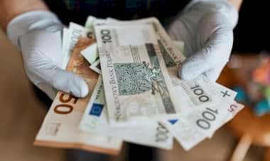 Армани делится деньгами с итальянцами