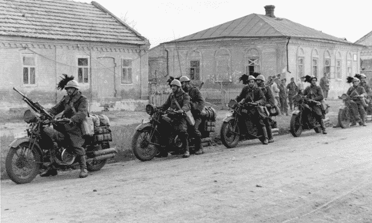 Берсальеры-мотоциклисты в пригороде Сталино, СССР, 1941 год.