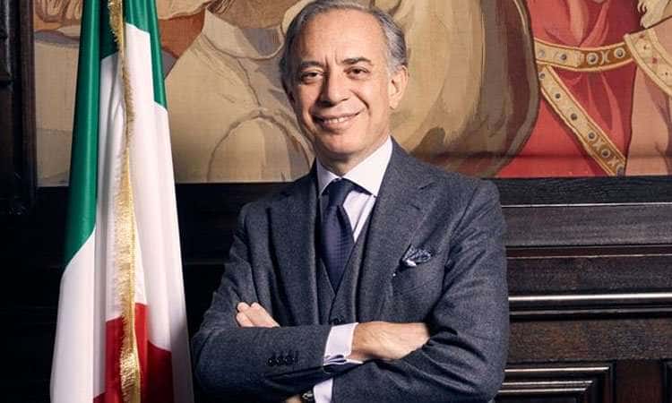 Посол Италии сделал прививку Спутник V