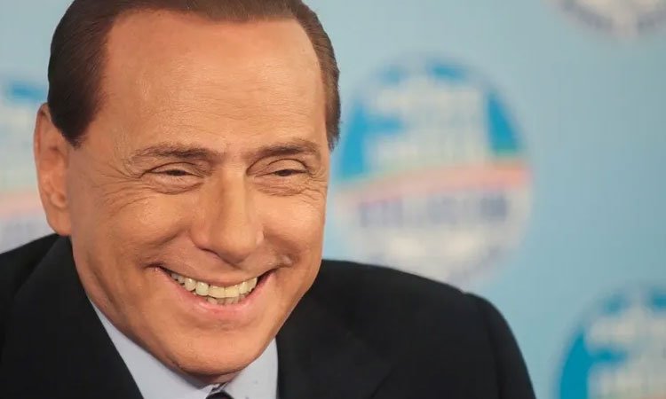 Берлускони посмеялся над оппонентами