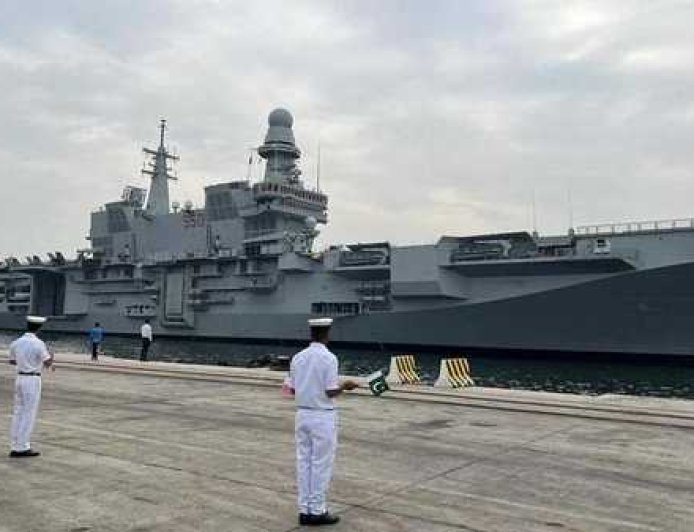 Итальянский авианосец Cavour пришел в Карачи